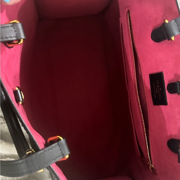 AUTHENTIC Louis Vuitton Black/Fuchsia Epi On The Go MM - Picture 9 of 16